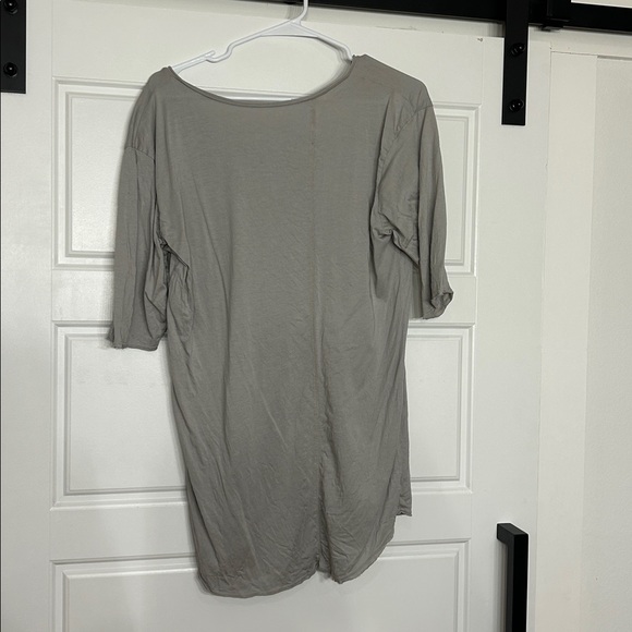 One Golden Thread Tree V Neck Medium - Picture 4 of 6
